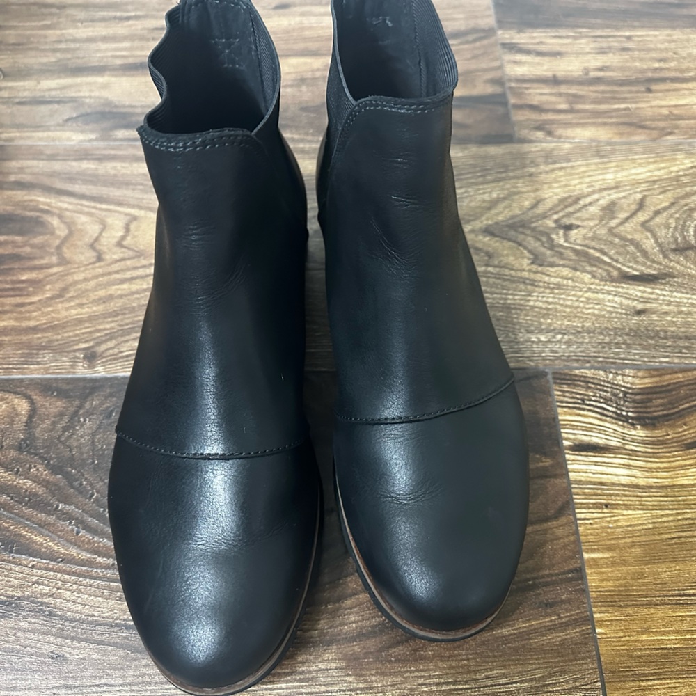 Black sorel Harlow Chelsea boots.